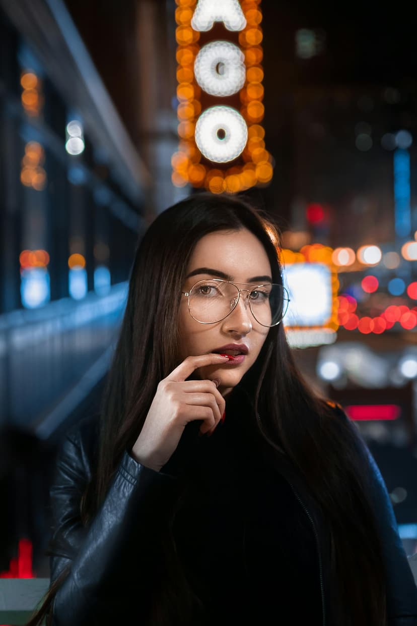 Vrouw leest discreet een tijdschrift met de tekst 'Silence is golden'