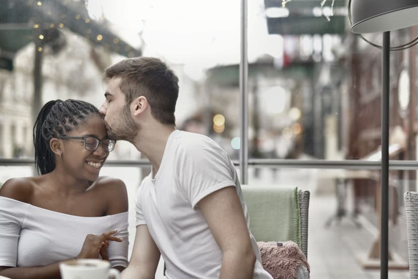 Et par på kaffedate ved et lyst vindu på en kafé