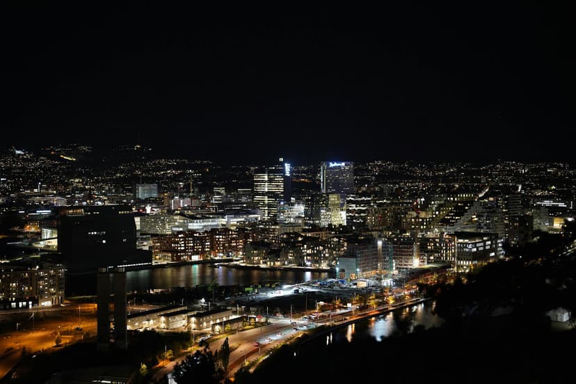 Oslos skyline om natten med byens lys