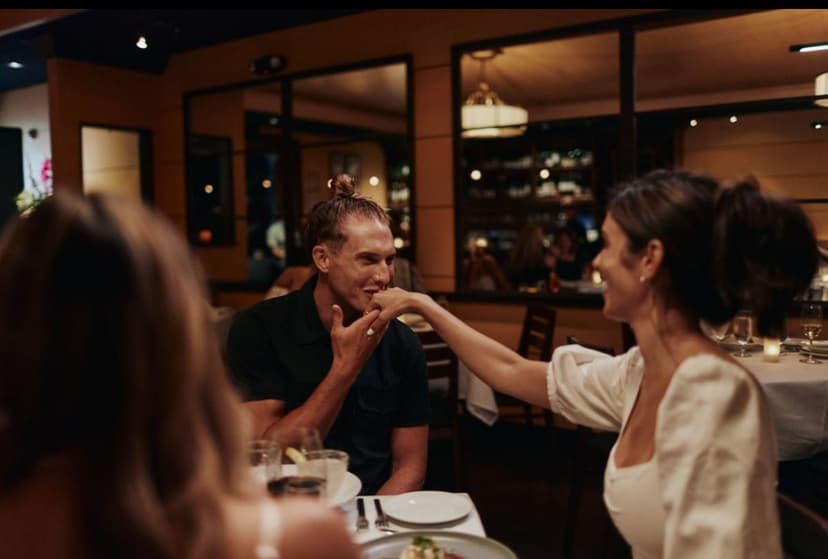 Par på romantisk date under middag på restaurant med nærvær og kemi i moderne sugardating relation