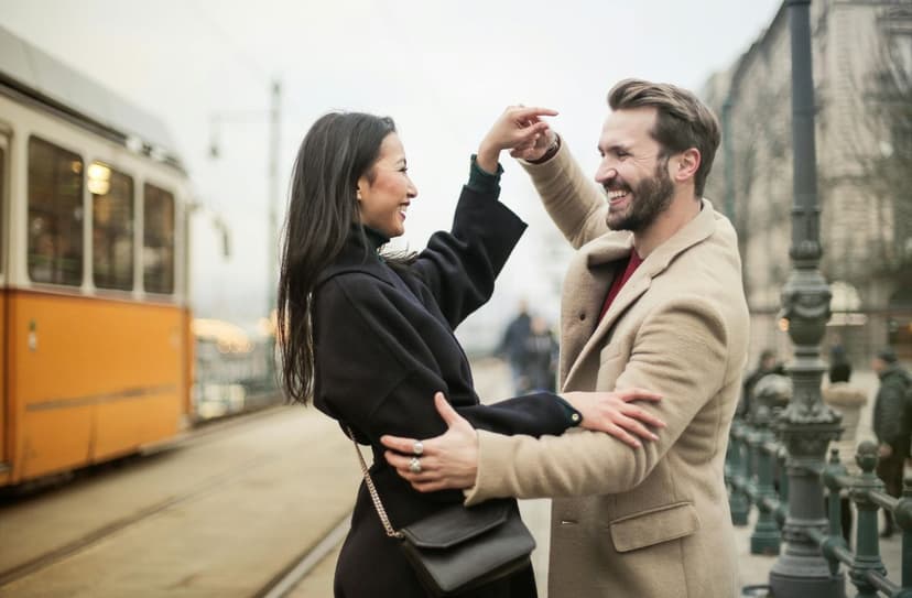 Smilende par på romantisk date i byen som symbol på moderne dating og sugardating relation baseret på kemi og oplevelser.