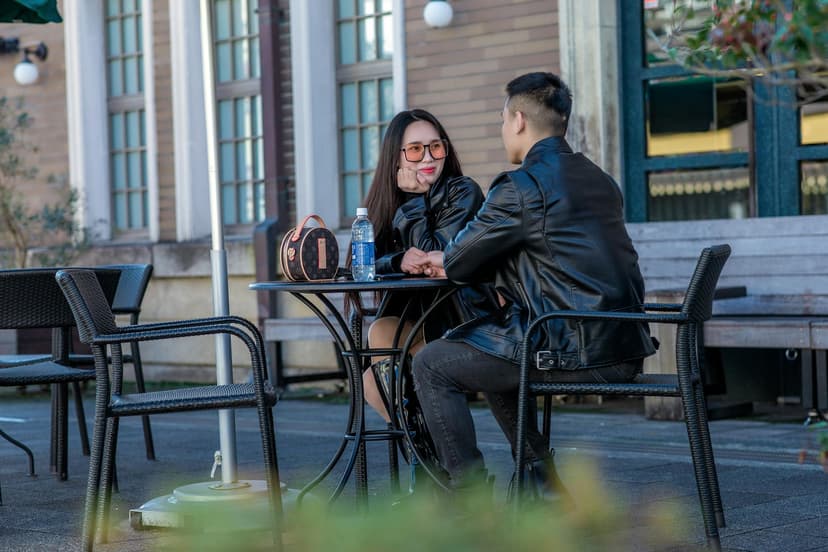 Een stel in een ontspannen gesprek aan een cafétafel