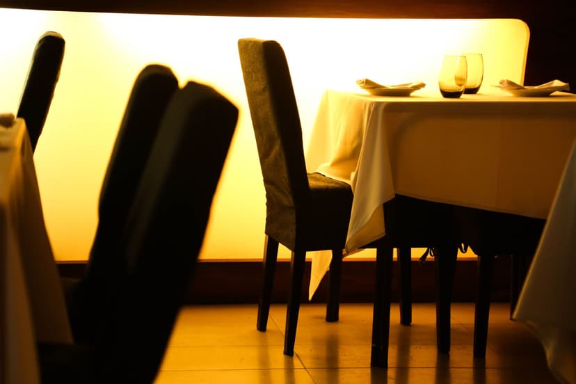 Een licht en elegant restaurantinterieur met stijlvol gedekte tafels