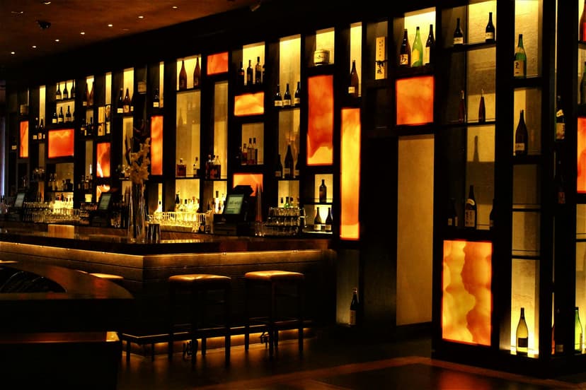 Edle Cocktail-Lounge mit warmem Bernsteinlicht und gedämpfter Atmosphäre