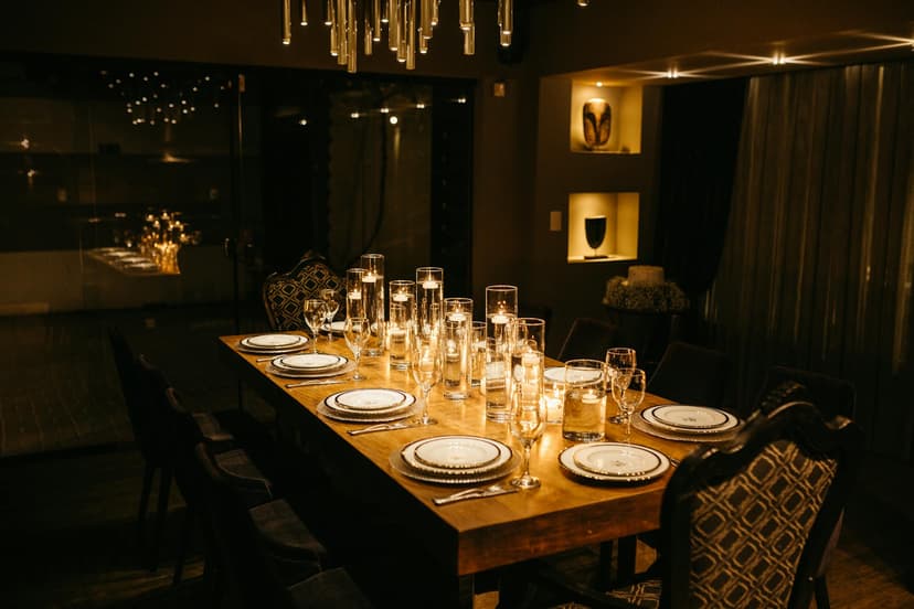 Hyggelig, varmt oplyst restaurant med levende lys om aftenen