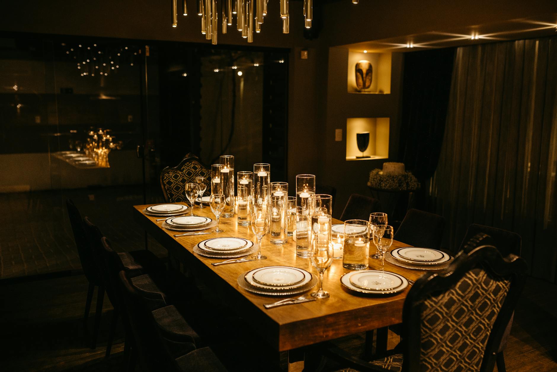 Hyggelig, varmt oplyst restaurant med levende lys om aftenen