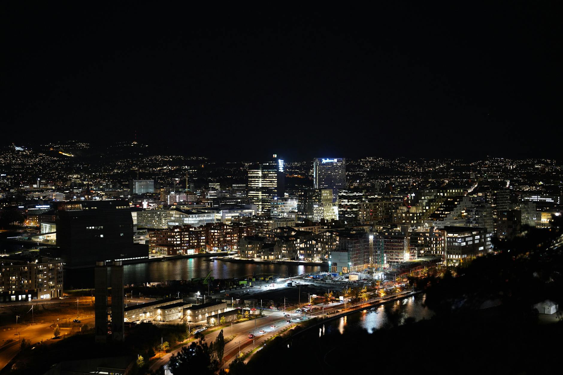Oslos skyline om natten med byens lys